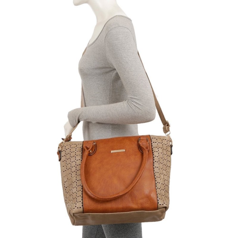 bolsa-de-ombro-com-vazados-e-detalhes-dourados