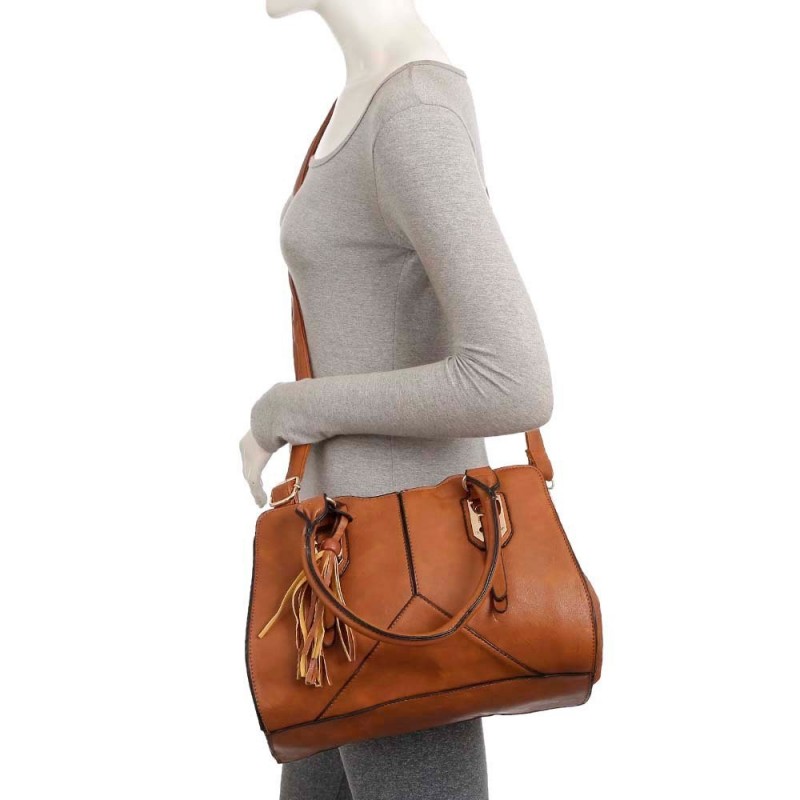 bolsa-de-ombro-detalhes-dourados-e-tassel