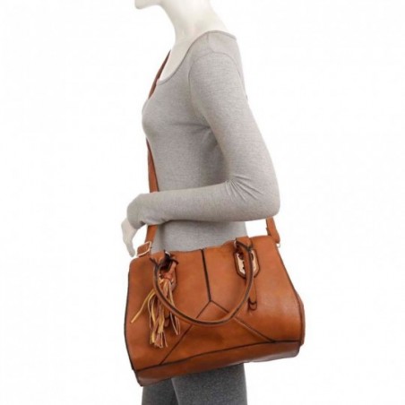 bolsa-de-ombro-detalhes-dourados-e-tassel