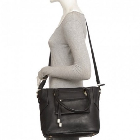 bolsa-de-ombro-com-detalhes-metalicos-e-bolso