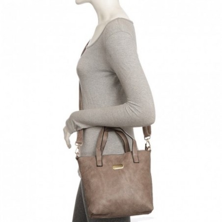 bolsa-mao-com-detalhes-metalicos