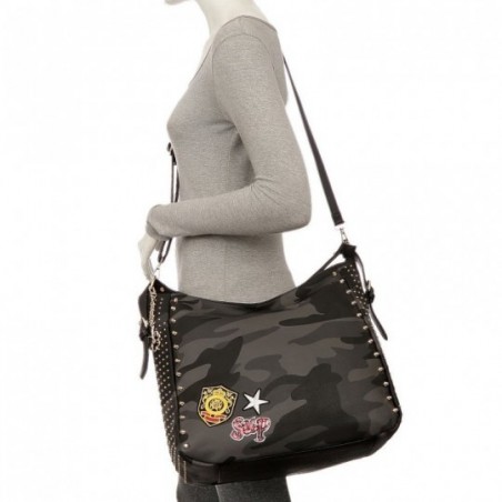 bolsa-hobo-feminina-estampa-camuflada-com-spikes