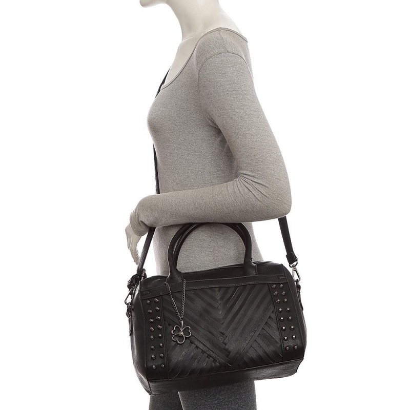 bolsa-de-mao-luxo-detalhes-em-fita-e-spikes