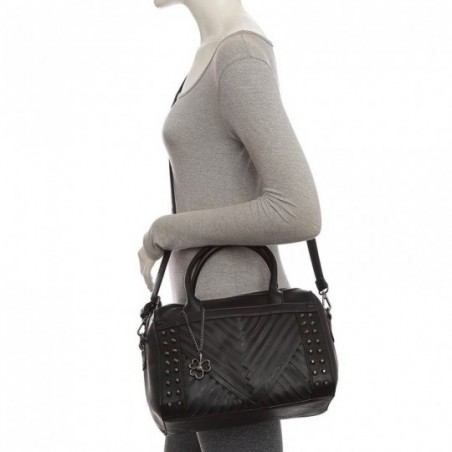bolsa-de-mao-luxo-detalhes-em-fita-e-spikes