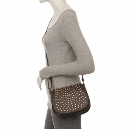 bolsa-transversal-feminina-com-tampa-de-tachas