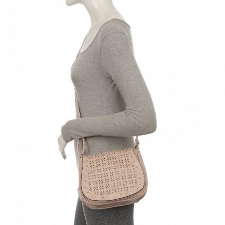 bolsa-transversal-feminina-com-tampa-detalhes-vazados-e-tachas