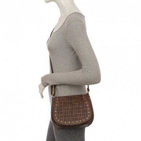 bolsa-feminina-transversal-com-tampa-detalhes-vazados-e-tachas