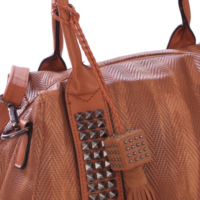 bolsa-feminina-satchel-alto-relevo-com-tachas-e-tassel
