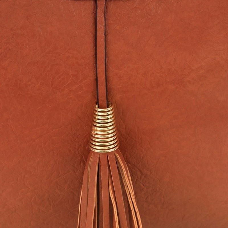 bolsa-hobo-feminina-em-alto-relevo-com-tassel