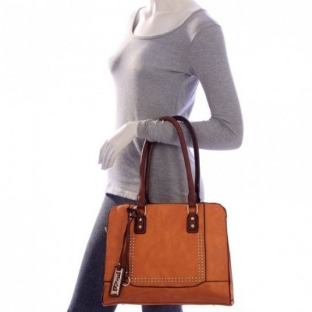 bolsa-totem-feminina-em-alto-relevo-com-tachas-e-pingente