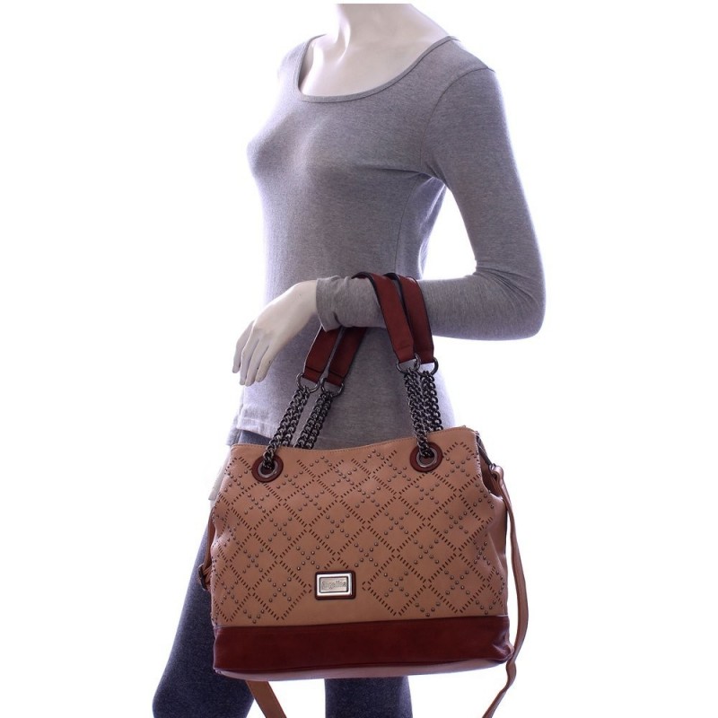 bolsa-satchel-alto-relevo-com-tachas-e-vazados-com-alca-de-corrente