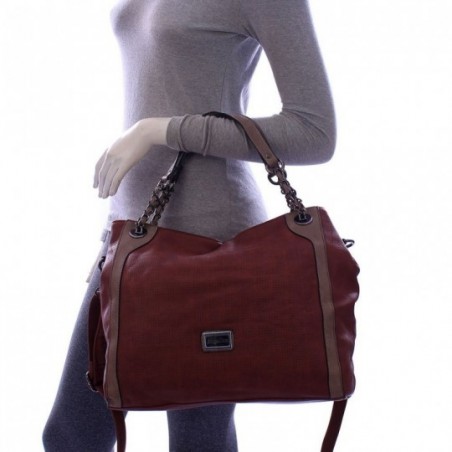 bolsa-hobo-em-alto-relevo-com-vazados-e-alca-de-corrente