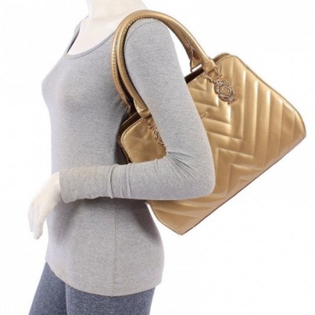 bolsa-bau-verniz-matelasse-com-detalhes-metalicos-e-strass-feminina