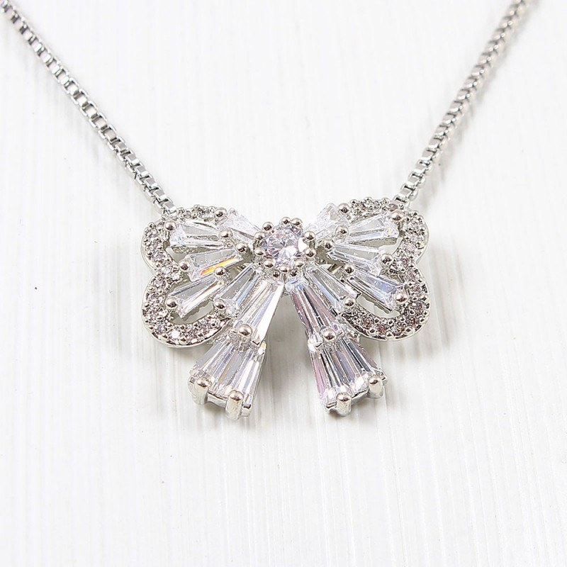 Colar Feminino Com Pingente De Laço Em Pedrarias E Strass
