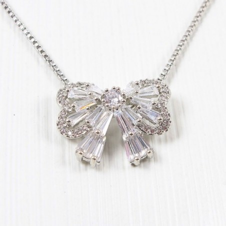 Colar Feminino Com Pingente De Laço Em Pedrarias E Strass
