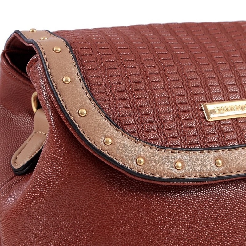 bolsa-mochila-luxo-feminina-em-alto-relevo-com-tachas