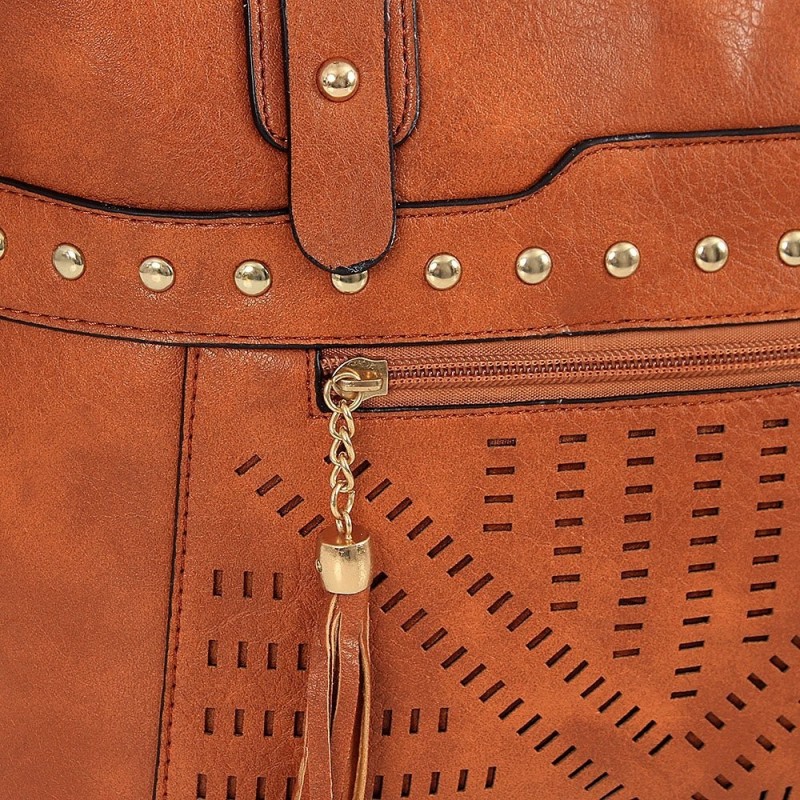 bolsa-totem-feminina-em-alto-relevo-tachas-e-tassel