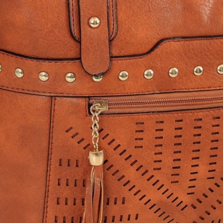 bolsa-totem-feminina-em-alto-relevo-tachas-e-tassel