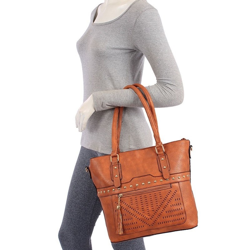 bolsa-totem-feminina-em-alto-relevo-tachas-e-tassel