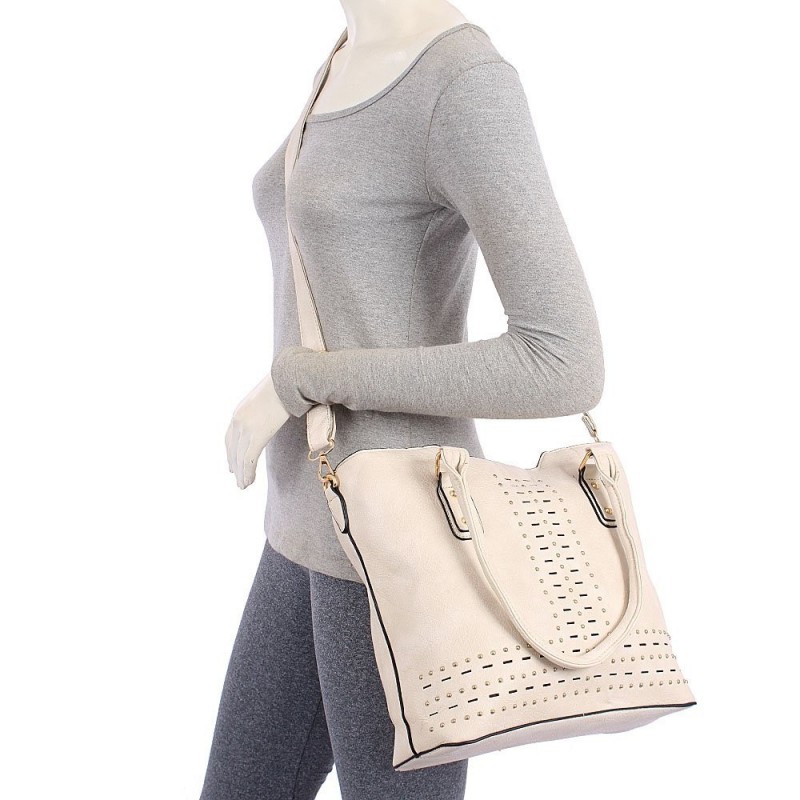 bolsa-totem-feminina-em-alto-relevo-vazados-e-tachas