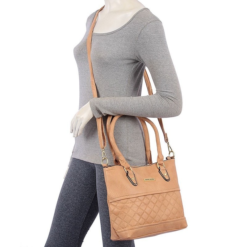 bolsa-totem-feminina-em-matelasse-com-detalhes-metalicos