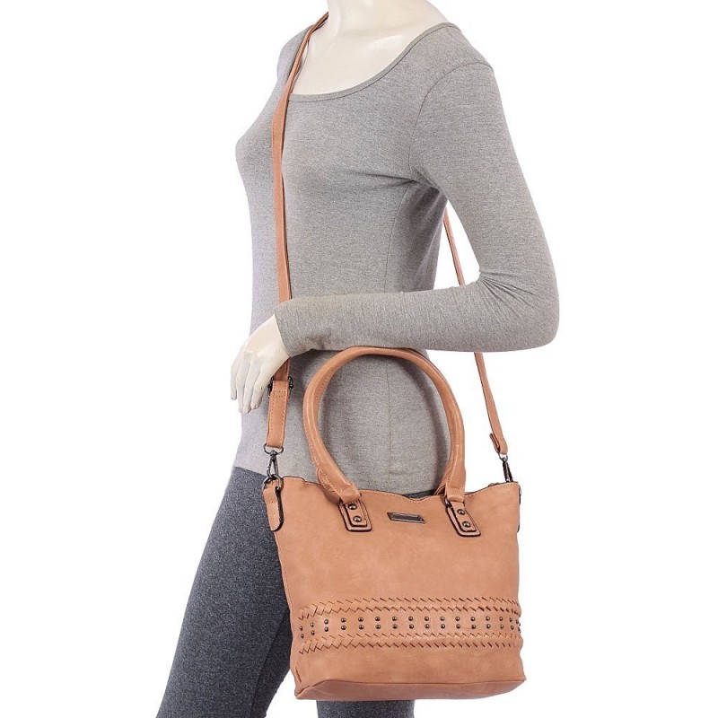 bolsa-de-ombro-feminina-em-tresse-com-tachas-metalicas