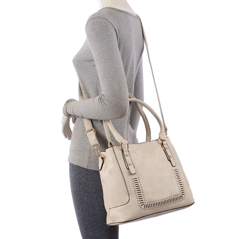 bolsa-satchel-feminina-em-alto-relevo-com-tachas-e-vazados
