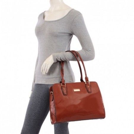 bolsa-totem-de-verniz-feminina-com-detalhes-metalicos
