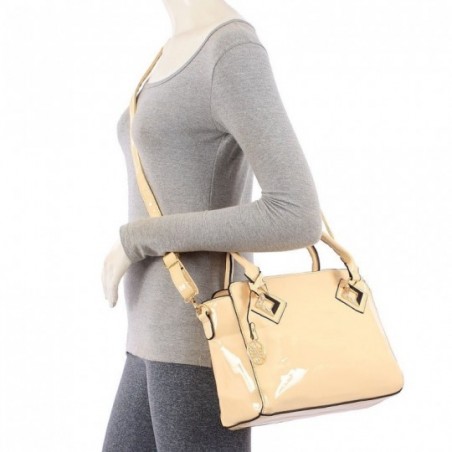 bolsa-de-verniz-feminina-com-pingente-e-detalhe-em-strass