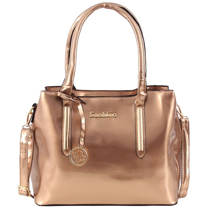 bolsa-verniz-feminina-com-pingente-e-detalhes-metalicos