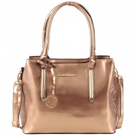 bolsa-verniz-feminina-com-pingente-e-detalhes-metalicos