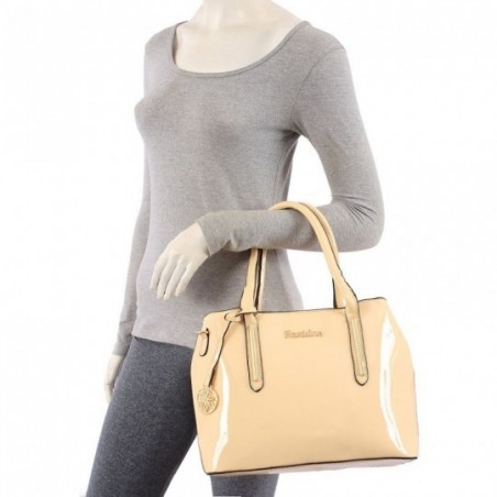 bolsa-verniz-feminina-com-pingente-e-detalhes-metalicos
