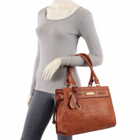 bolsa-totem-luxo-feminina-com-pingente-e-detalhes-metalicos