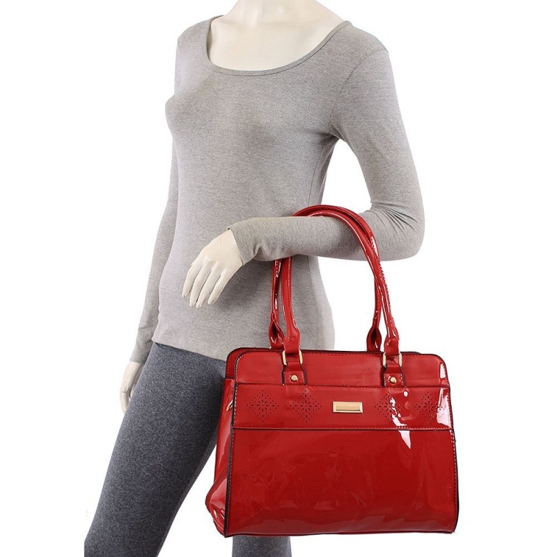 bolsa-de-verniz-totem-feminina-com-detalhes-metalicos
