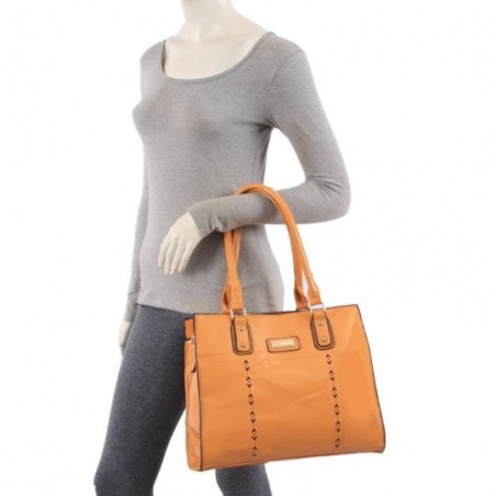 bolsa-de-verniz-feminina-com-vazados-e-detalhes-metalicos
