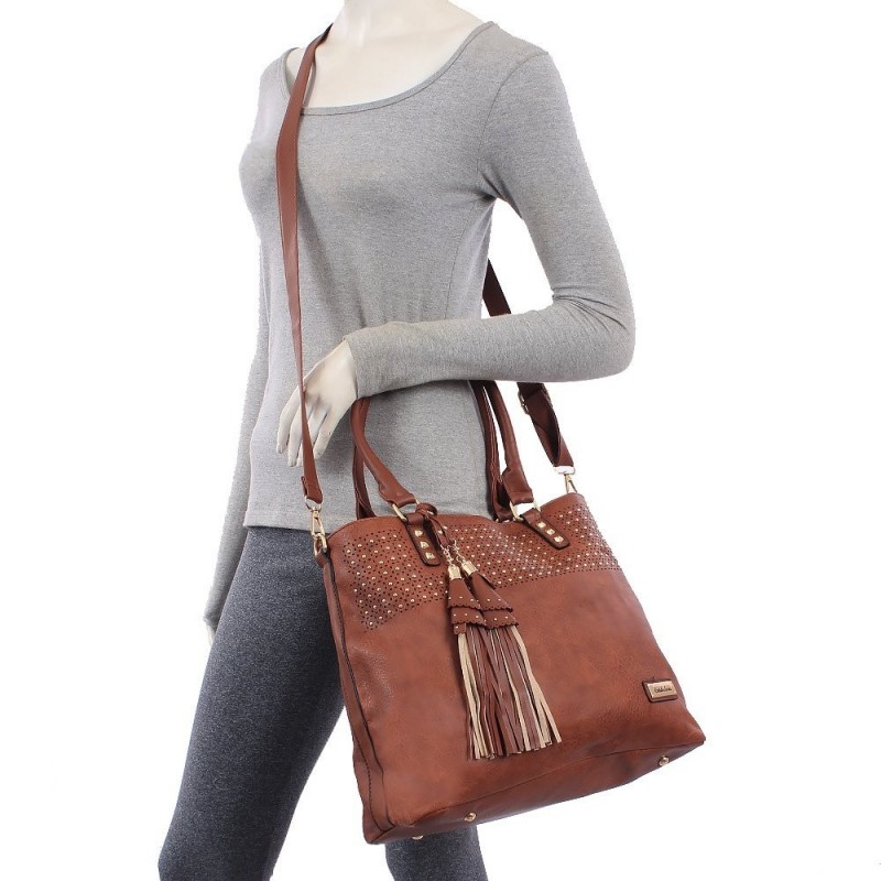 bolsa-totem-feminina-em-alto-relevo-com-tachas-e-tassel