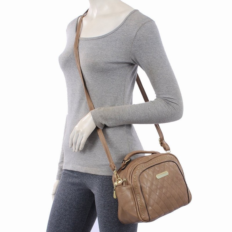 bolsa-luxo-feminina-em-matelasse-com-tachas-alca-de-mao