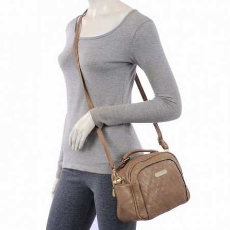 bolsa-luxo-feminina-em-matelasse-com-tachas-alca-de-mao