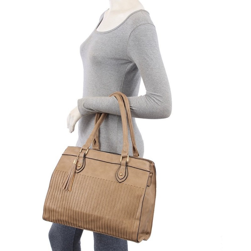 bolsa-totem-feminina-em-alto-relevo-matelasse-com-tassel