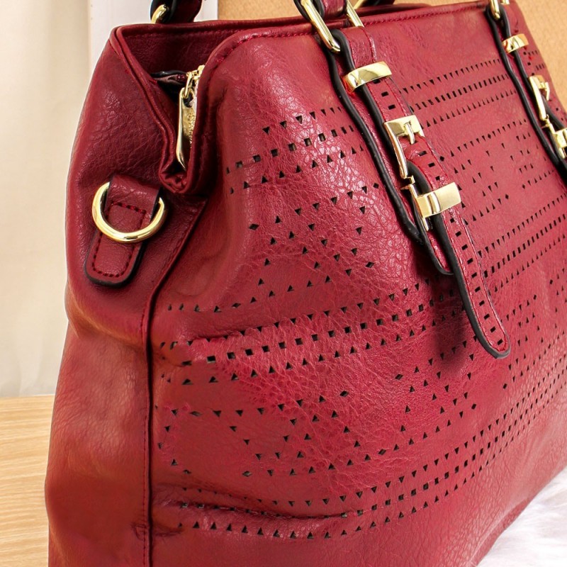 Bolsa Feminina Ombro Perfurada Com Detalhes Metálicos