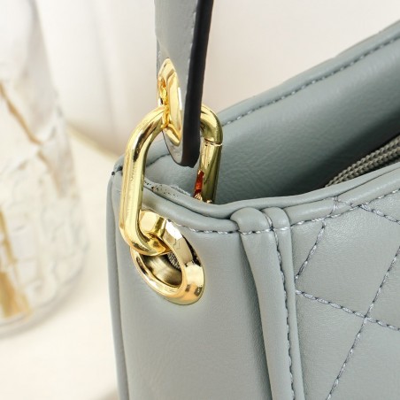 Bolsa Feminina Matelassê Baguete Crossbody Detalhes Metálico
