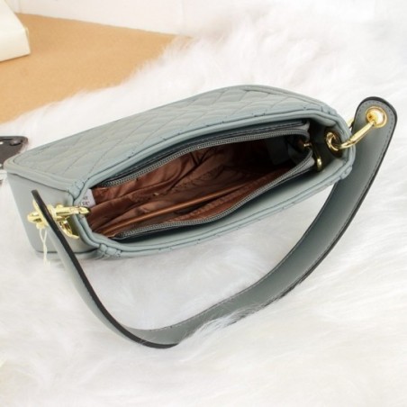 Bolsa Feminina Matelassê Baguete Crossbody Detalhes Metálico
