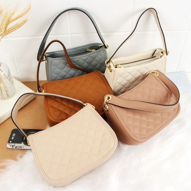 Bolsa Feminina Matelassê Baguete Crossbody Detalhes Metálico