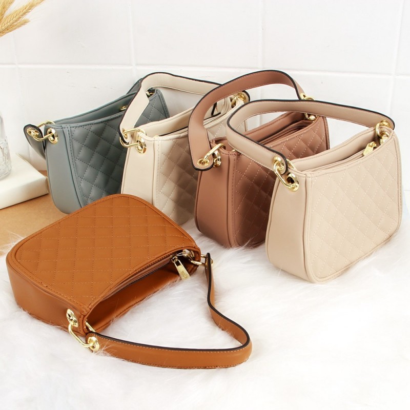 Bolsa Feminina Matelassê Baguete Crossbody Detalhes Metálico