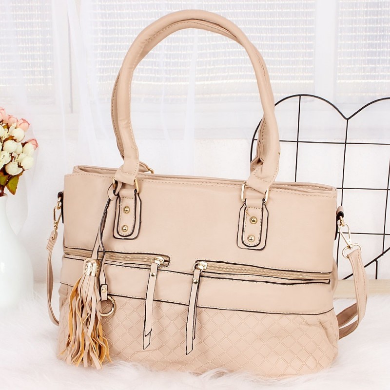Bolsa Totem Feminina Em Alto Relevo Matelassê Com Tassel