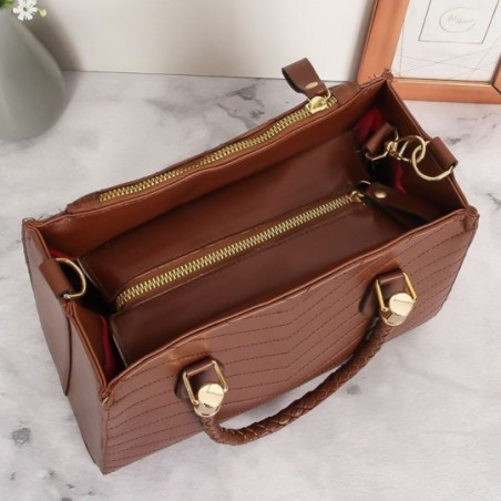 Bolsa Totem Feminina Estruturada Em Matelassê Alça Tressê