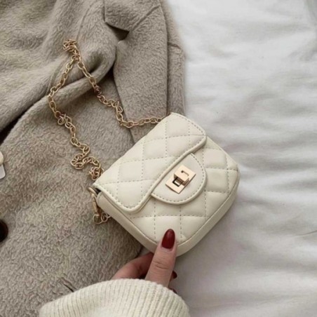 Bolsa Feminina Pequena Baby Em Matelassê Alça De Corrente - Compre Agora!