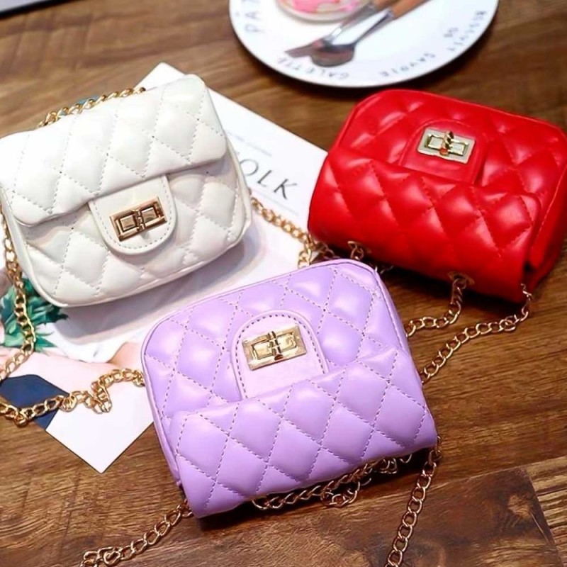 Bolsa Feminina Pequena Baby Em Matelassê Alça De Corrente - Compre Agora!