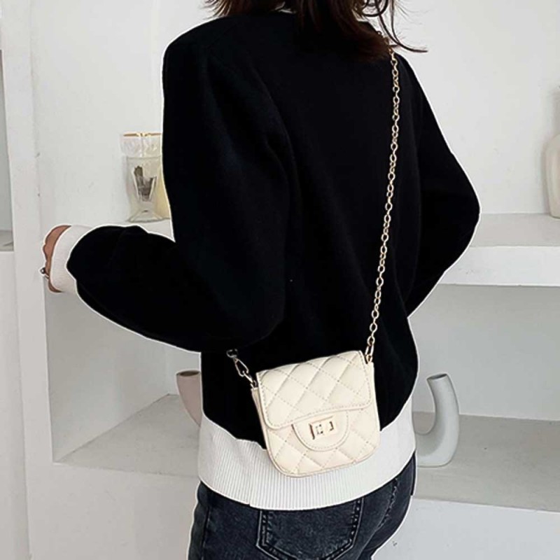 Bolsa Feminina Pequena Baby Em Matelassê Alça De Corrente - Compre Agora!