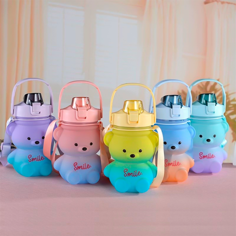 Garrafa de Água Infantil 1100ml Formato De Urso Com Adesivos - Feira Da Madrugada SP